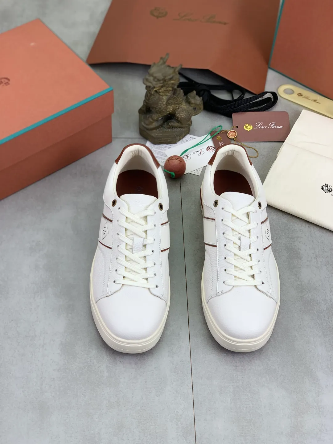 Men's men's shoes 💰P560 New style 💰High quality The latest casual shoes Loro Piana 💯Top grade💯Buy the original copy💯 Founded the existing Loro Piana company on April 24, 1924. It is now the sixth generation of family business, providing top quality products to customers who are discerning in taste and quality. Imported original fly woven fabric with cowhide fabric, plain calfskin lining. Hand-sewn thread with cowhide feet. Original packaging. Number of yards: 38-44 (customized for 45 and 46). 2️⃣ colors available.